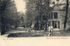 14049 Gezicht in het park van het huis Slangevecht (Straatweg 40) te Breukelen; met rechts op de voorgrond Dudok de ...